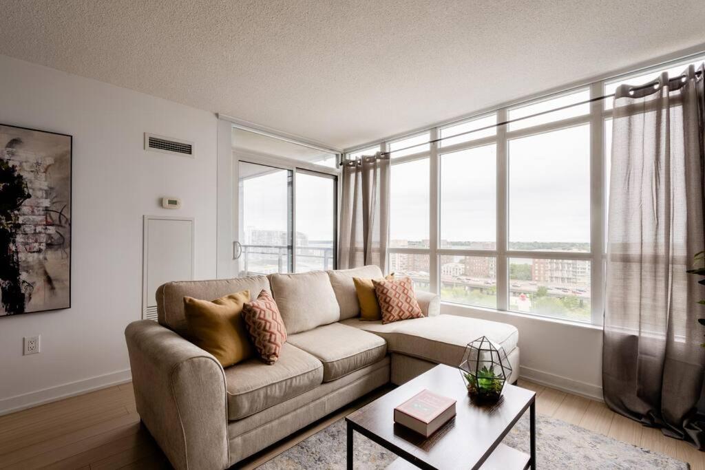 Stylish Downtown Lakeview Condo - One Free Parking Toronto Exterior photo