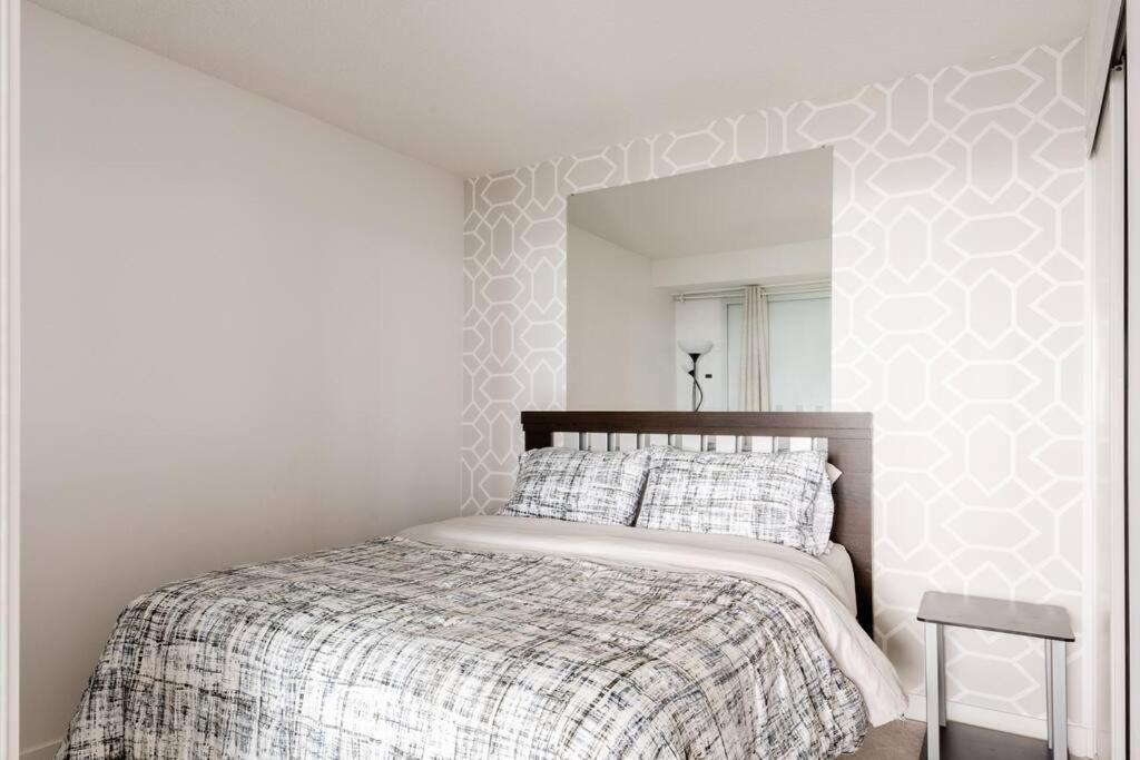 Stylish Downtown Lakeview Condo - One Free Parking Toronto Exterior photo