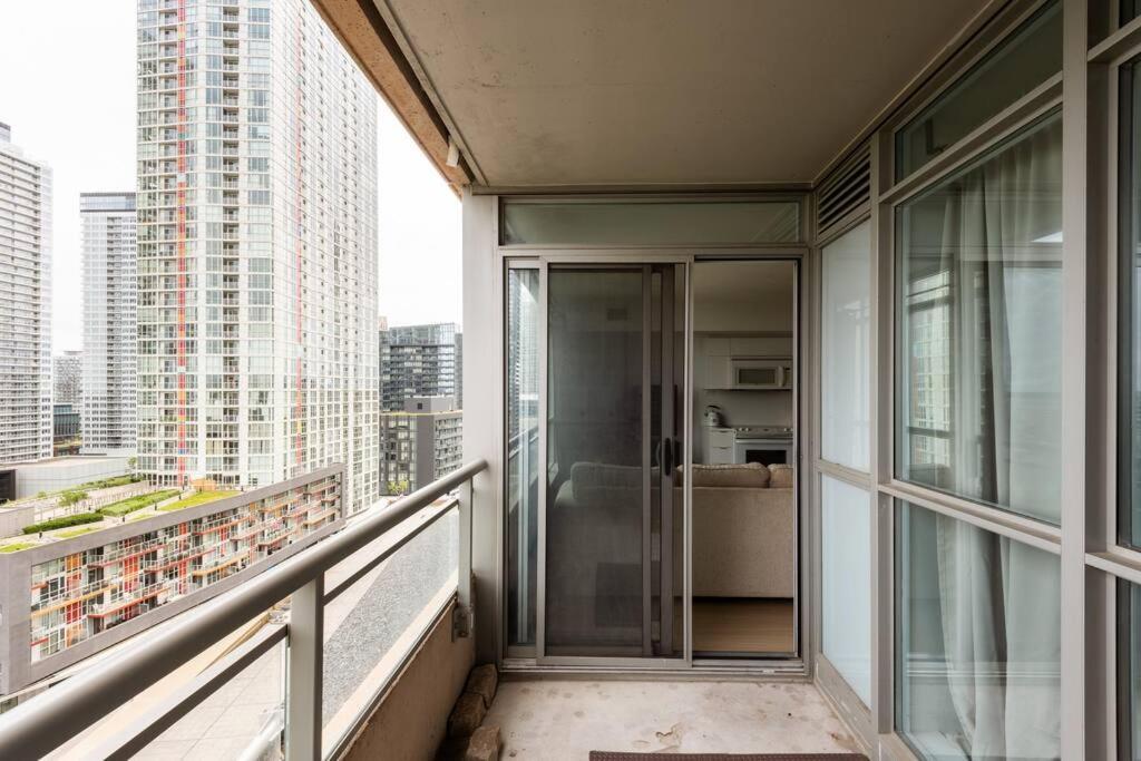 Stylish Downtown Lakeview Condo - One Free Parking Toronto Exterior photo